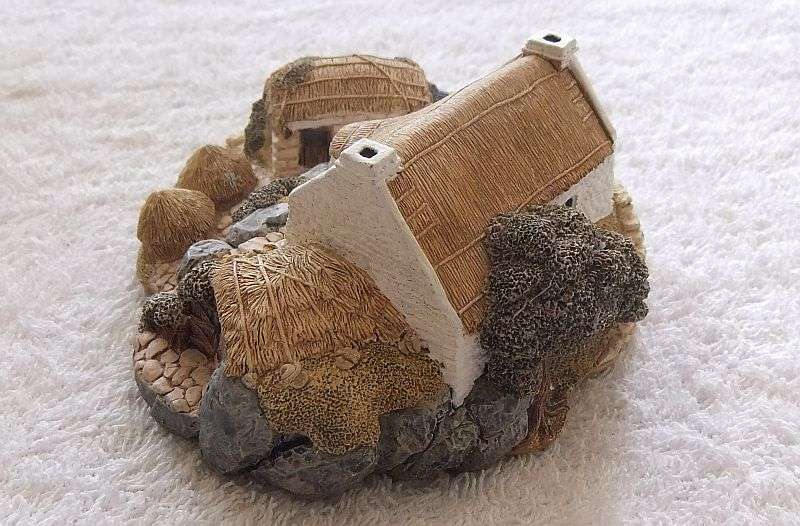 A CHARMING INTRICATELY DETAILED VINTAGE MODEL OF A FARMSTEAD BY LILLIPUT LANE !! MADE IN THE UK !!