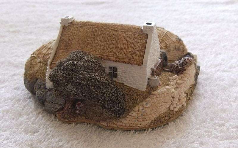 A CHARMING INTRICATELY DETAILED VINTAGE MODEL OF A FARMSTEAD BY LILLIPUT LANE !! MADE IN THE UK !!
