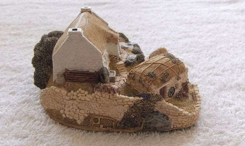 A CHARMING INTRICATELY DETAILED VINTAGE MODEL OF A FARMSTEAD BY LILLIPUT LANE !! MADE IN THE UK !!