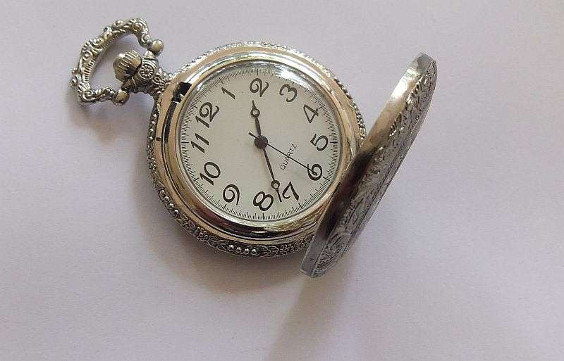 AN EYE CATCHING VINTAGE LOOK QUARTZ POCKET WATCH ...WORKING 100% ...FREE COMBINING !! WOW !!