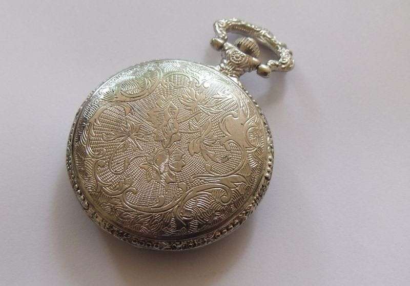 AN EYE CATCHING VINTAGE LOOK QUARTZ POCKET WATCH ...WORKING 100% ...FREE COMBINING !! WOW !!