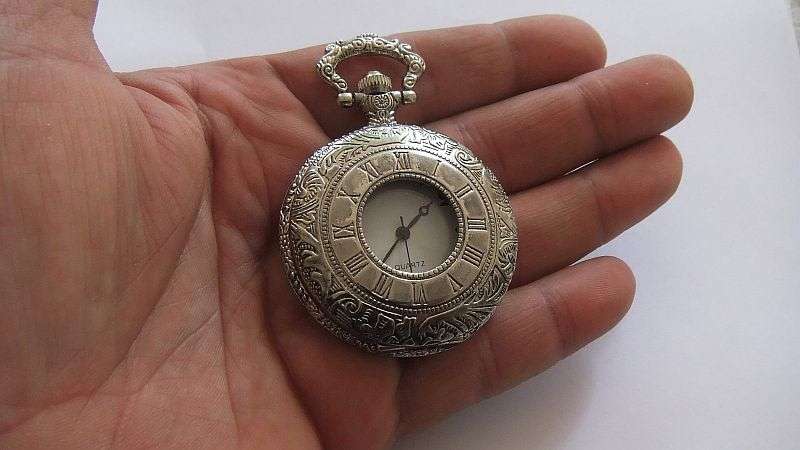 AN EYE CATCHING VINTAGE LOOK QUARTZ POCKET WATCH ...WORKING 100% ...FREE COMBINING !! WOW !!