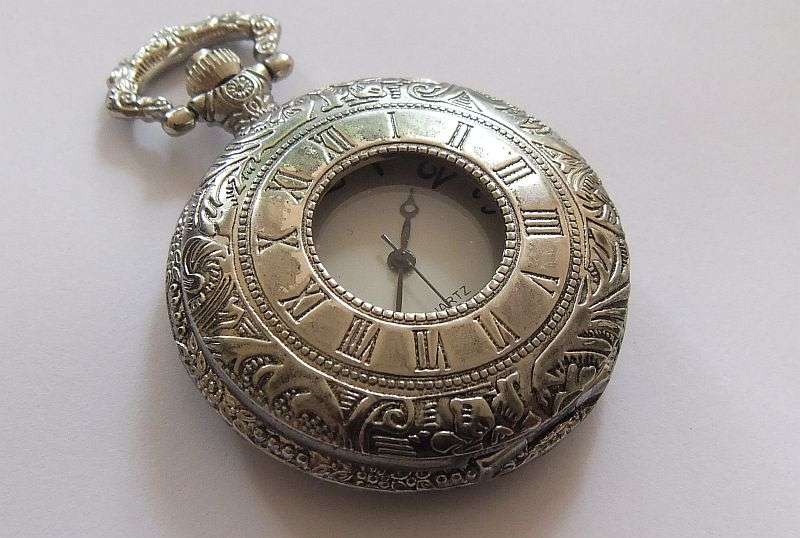 AN EYE CATCHING VINTAGE LOOK QUARTZ POCKET WATCH ...WORKING 100% ...FREE COMBINING !! WOW !!