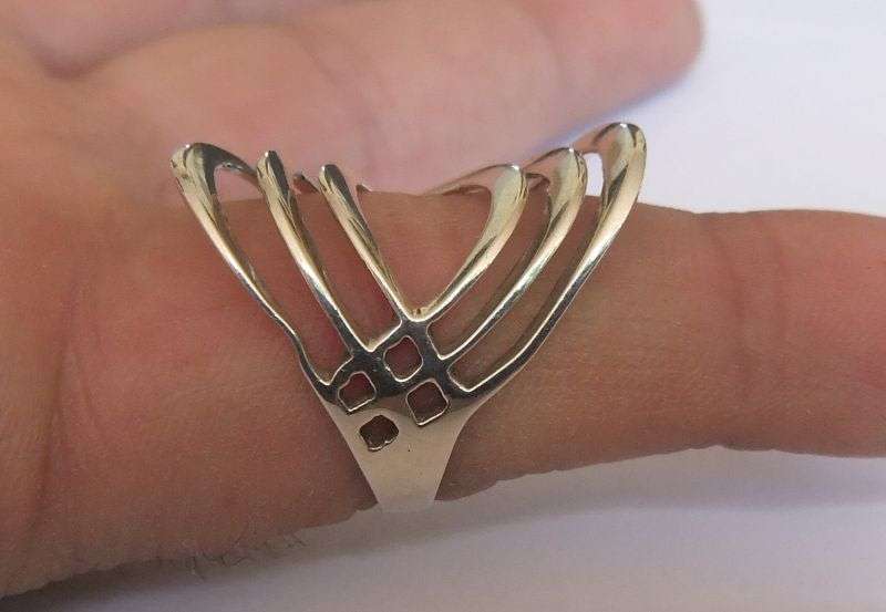 WOW !! A VERY STYLISH BIG AND BULKY SOLID STERLING SILVER RING WITH UNIQUE DESIGN ... MUST SEE !!
