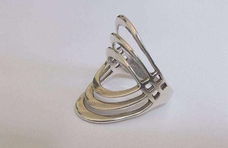WOW !! A VERY STYLISH BIG AND BULKY SOLID STERLING SILVER RING WITH UNIQUE DESIGN ... MUST SEE !!