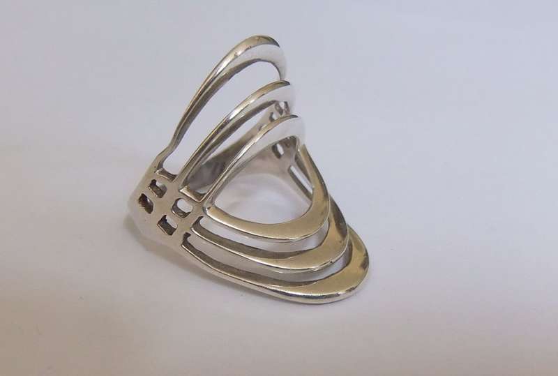 WOW !! A VERY STYLISH BIG AND BULKY SOLID STERLING SILVER RING WITH UNIQUE DESIGN ... MUST SEE !!