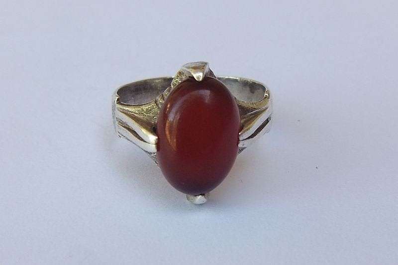 WOW !! A VINTAGE LOOK SOLID STERLING SILVER RING SET WITH A CABOCHON STONE ...POSSIBLY CARNELIAN !!