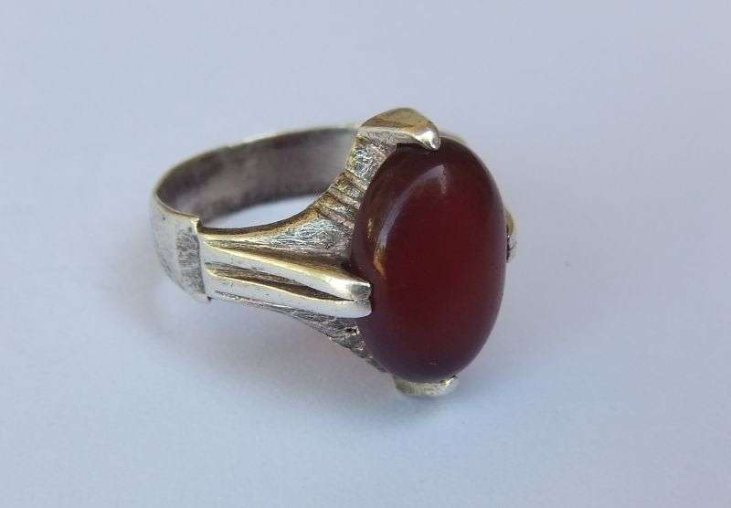 WOW !! A VINTAGE LOOK SOLID STERLING SILVER RING SET WITH A CABOCHON STONE ...POSSIBLY CARNELIAN !!