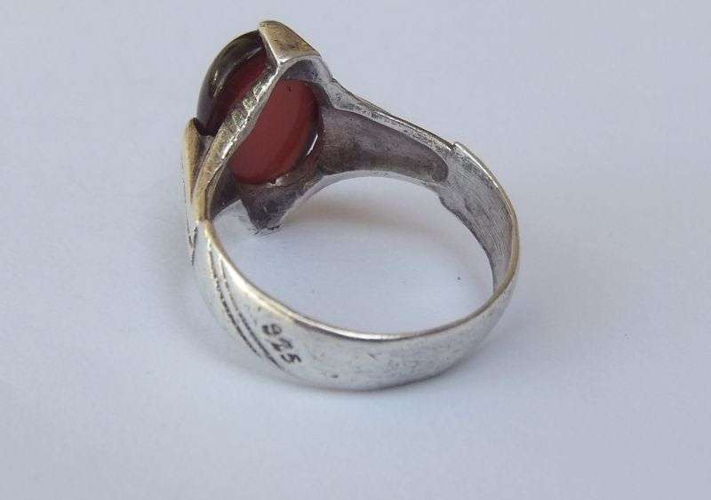 WOW !! A VINTAGE LOOK SOLID STERLING SILVER RING SET WITH A CABOCHON STONE ...POSSIBLY CARNELIAN !!