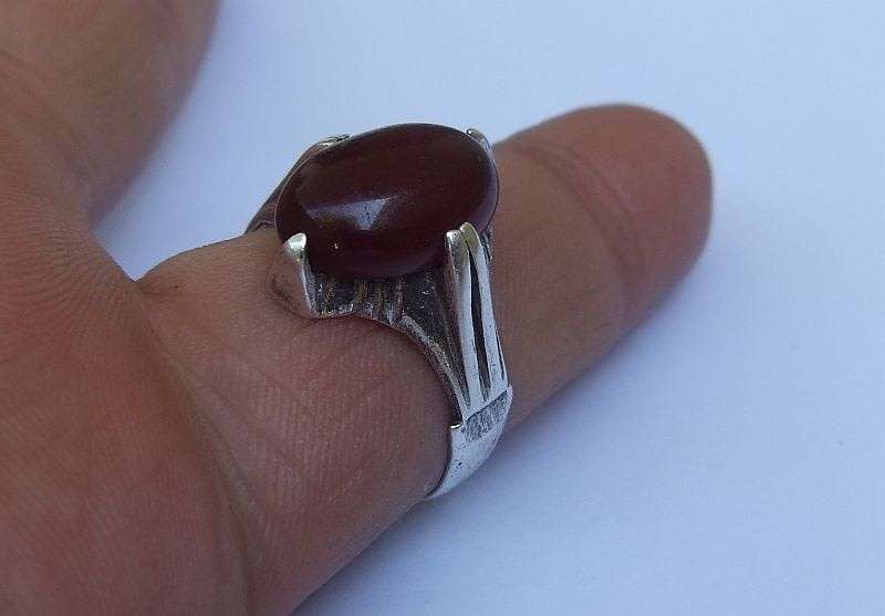 WOW !! A VINTAGE LOOK SOLID STERLING SILVER RING SET WITH A CABOCHON STONE ...POSSIBLY CARNELIAN !!