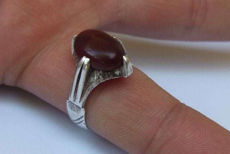 WOW !! A VINTAGE LOOK SOLID STERLING SILVER RING SET WITH A CABOCHON STONE ...POSSIBLY CARNELIAN !!