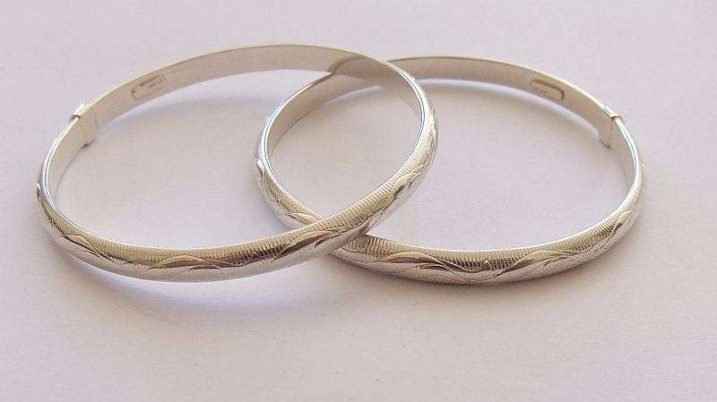 A GORGEOUS PAIR OF ITALIAN STERLING SILVER BANGLES WITH EYE CATCHING DETAIL !! BID FOR BOTH !!