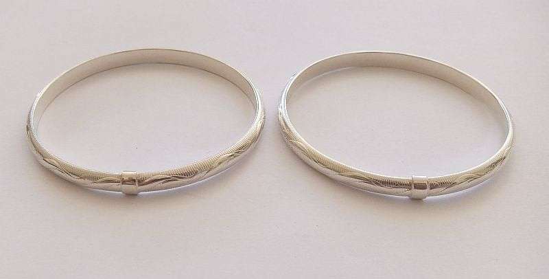 A GORGEOUS PAIR OF ITALIAN STERLING SILVER BANGLES WITH EYE CATCHING DETAIL !! BID FOR BOTH !!