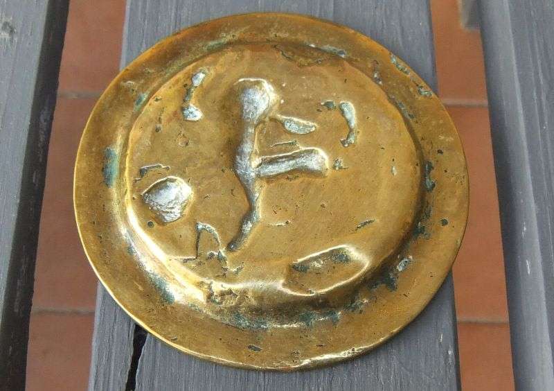A CHARACTERFUL OLD SOLID BRASS ASHTRAY DEPICTING A PIXIE - WIDDECOMBE