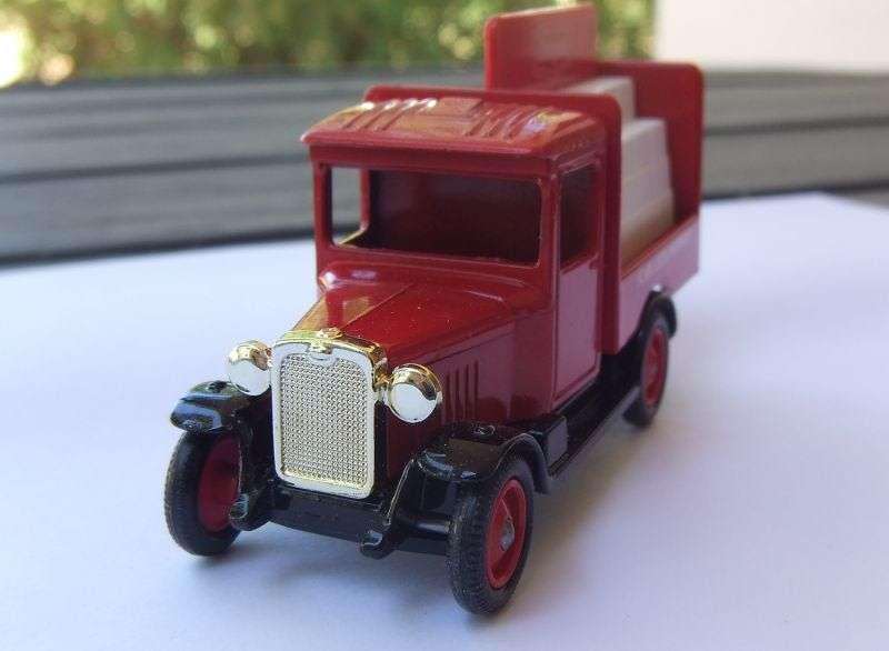 A VINTAGE DIE CAST METAL MODEL OF A MILK DELIVERY VAN BY LLEDO ENGLAND ...GREAT CONDITION !!