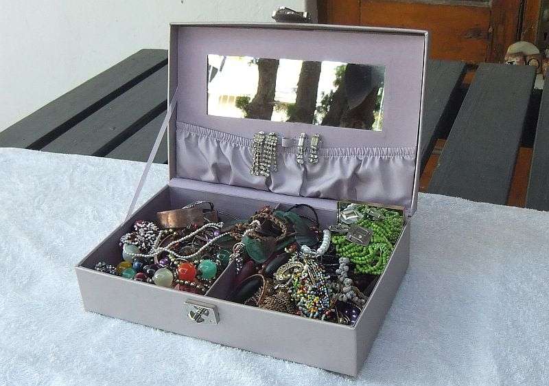 PANDORAS BOX ?? NO !! A VANITY CASE FULL OF VINTAGE JEWELS , SPARE PARTS PLUS BITS AND BOBS ...COOL
