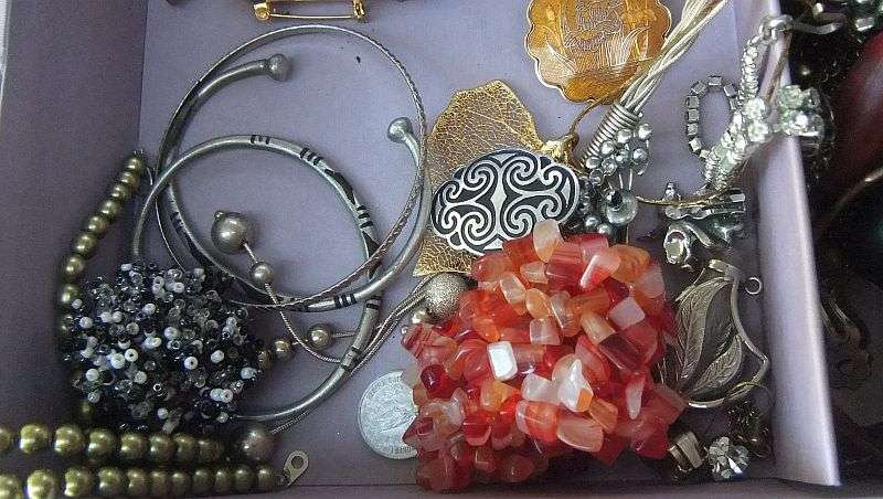 PANDORAS BOX ?? NO !! A VANITY CASE FULL OF VINTAGE JEWELS , SPARE PARTS PLUS BITS AND BOBS ...COOL