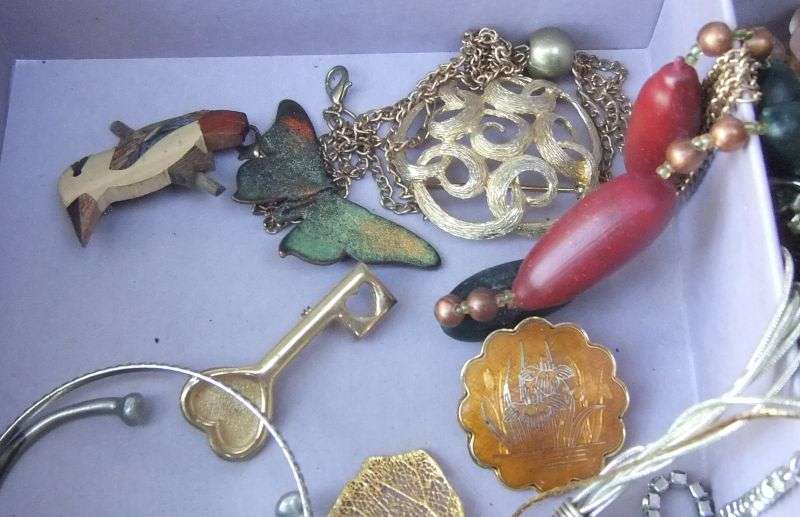 PANDORAS BOX ?? NO !! A VANITY CASE FULL OF VINTAGE JEWELS , SPARE PARTS PLUS BITS AND BOBS ...COOL