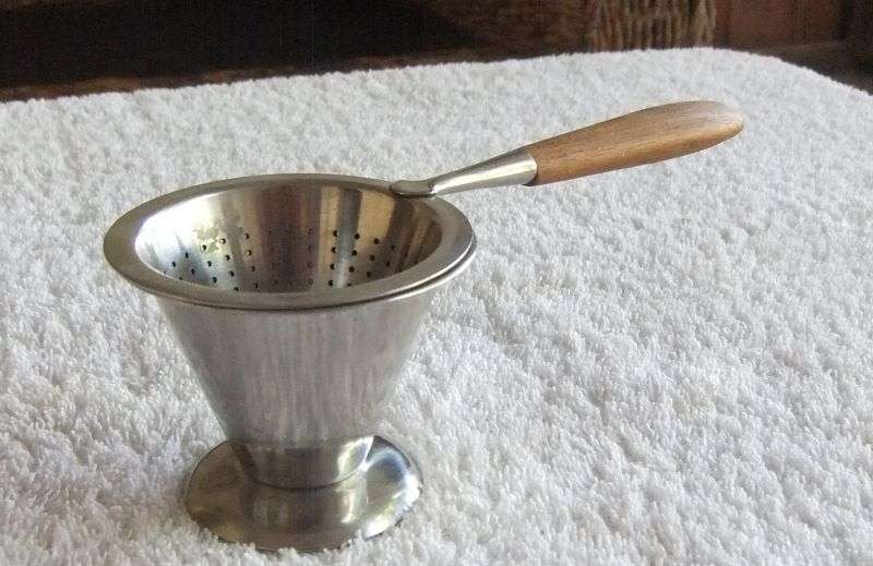 A VINTAGE DESIGNER TEA STRAINER BY RIDDERVOLD OF NORWAY IN EXCELLENT CONDITION ...STAINLESS STEEL !!