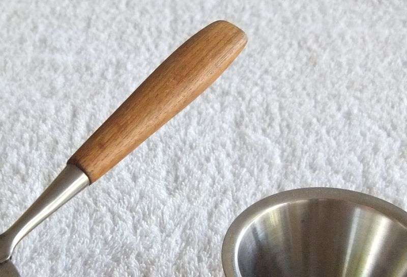 A VINTAGE DESIGNER TEA STRAINER BY RIDDERVOLD OF NORWAY IN EXCELLENT CONDITION ...STAINLESS STEEL !!