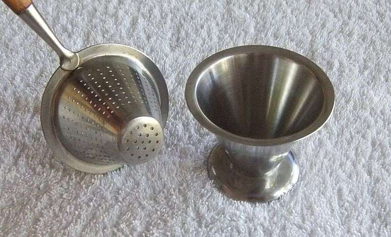 A VINTAGE DESIGNER TEA STRAINER BY RIDDERVOLD OF NORWAY IN EXCELLENT CONDITION ...STAINLESS STEEL !!