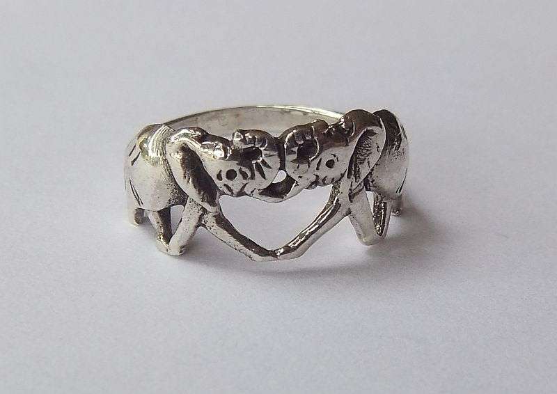 A CHARMING SOLID STERLING SILVER RING FORMED AS TWO ELEPHANTS ...IN LOVE ... HOW UNUSUAL !! MUST SEE