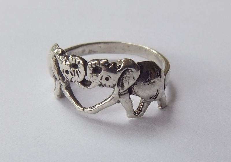 A CHARMING SOLID STERLING SILVER RING FORMED AS TWO ELEPHANTS ...IN LOVE ... HOW UNUSUAL !! MUST SEE