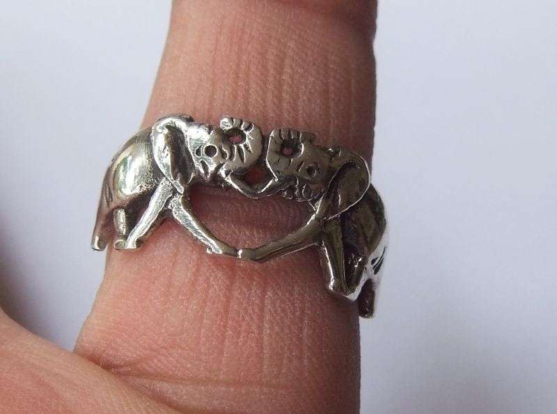 A CHARMING SOLID STERLING SILVER RING FORMED AS TWO ELEPHANTS ...IN LOVE ... HOW UNUSUAL !! MUST SEE