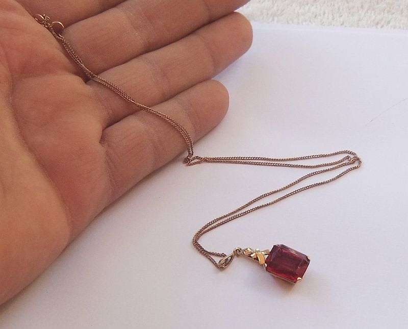 AN ANTIQUE 9CT ROSE GOLD PENDANT WITH FREE ROSE GOLD PLATED STERLING SILVER NECKLACE