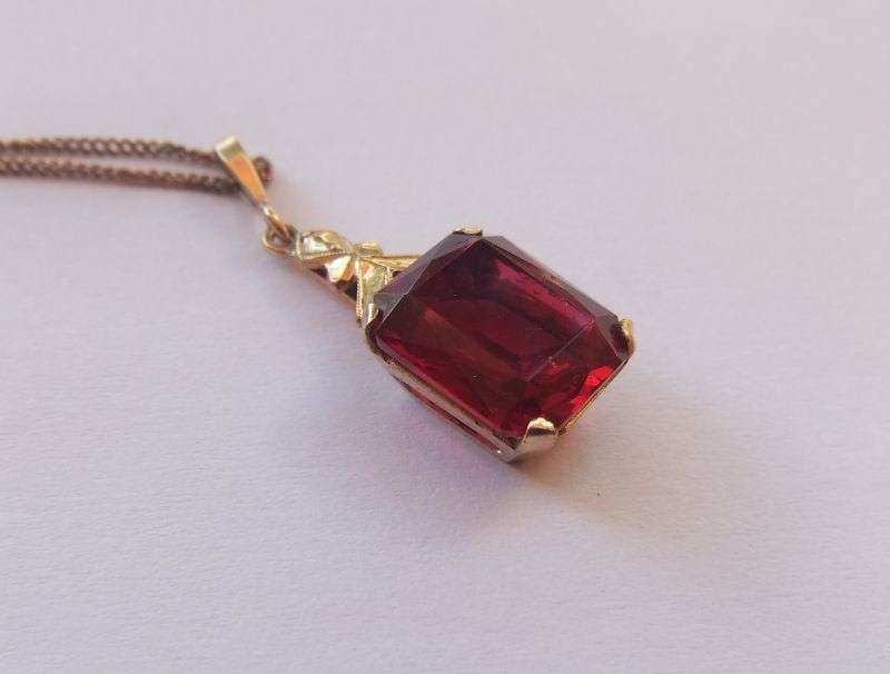 AN ANTIQUE 9CT ROSE GOLD PENDANT WITH FREE ROSE GOLD PLATED STERLING SILVER NECKLACE