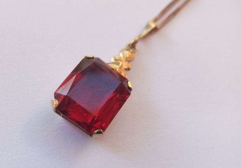 AN ANTIQUE 9CT ROSE GOLD PENDANT WITH FREE ROSE GOLD PLATED STERLING SILVER NECKLACE
