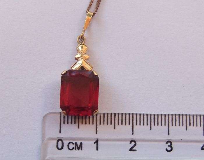 AN ANTIQUE 9CT ROSE GOLD PENDANT WITH FREE ROSE GOLD PLATED STERLING SILVER NECKLACE