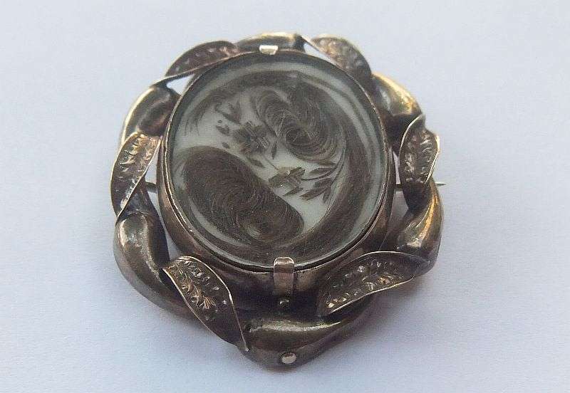 A STUNNING VICTORIAN MOURNING / REMEMBRANCE BROOCH CONTAINING REAL HAIR ...SWIVEL MIDDLE