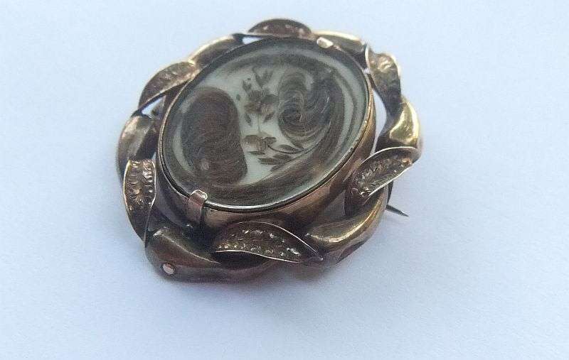 A STUNNING VICTORIAN MOURNING / REMEMBRANCE BROOCH CONTAINING REAL HAIR ...SWIVEL MIDDLE