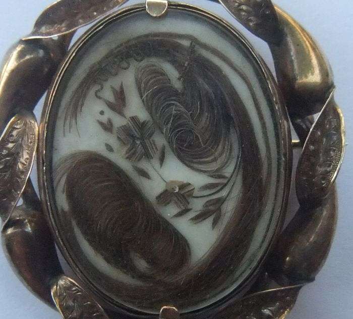 A STUNNING VICTORIAN MOURNING / REMEMBRANCE BROOCH CONTAINING REAL HAIR ...SWIVEL MIDDLE