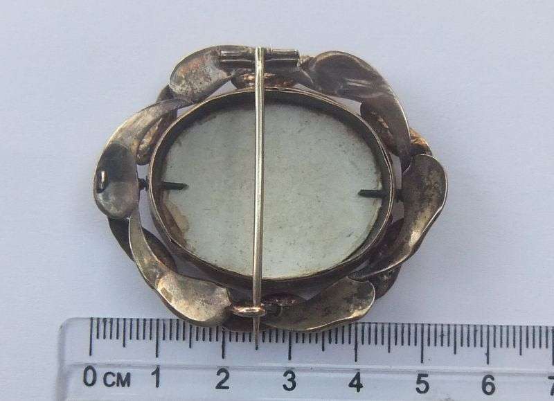 A STUNNING VICTORIAN MOURNING / REMEMBRANCE BROOCH CONTAINING REAL HAIR ...SWIVEL MIDDLE