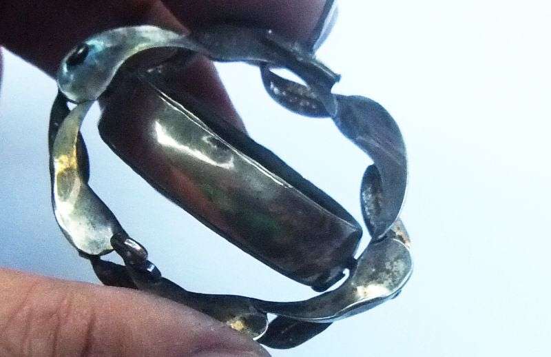 A STUNNING VICTORIAN MOURNING / REMEMBRANCE BROOCH CONTAINING REAL HAIR ...SWIVEL MIDDLE