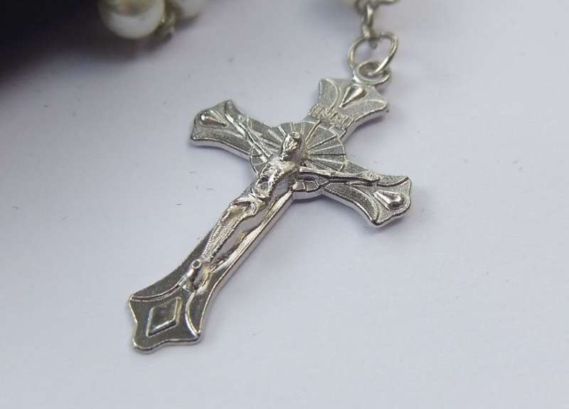 SO DIVINE !! A BEAUTIFUL VINTAGE LOOK GLASS BEAD ROSARY WITH POUCH !! FAUX PEARLS !! AWESOME !!