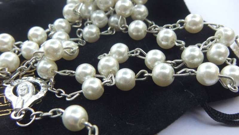 SO DIVINE !! A BEAUTIFUL VINTAGE LOOK GLASS BEAD ROSARY WITH POUCH !! FAUX PEARLS !! AWESOME !!