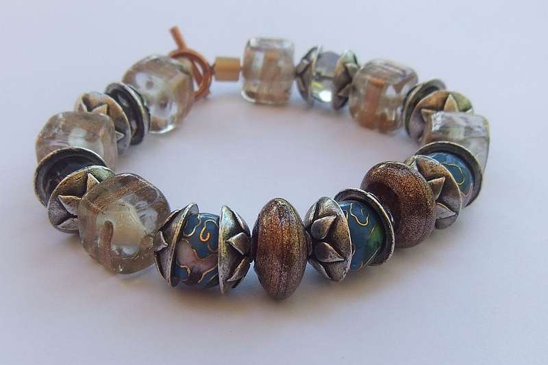 AN EYE CATCHING GREAT QUALITY HAND MADE CLOISONNE , ART GLASS AND METAL BRACELET WITH TOGGLE CLASP