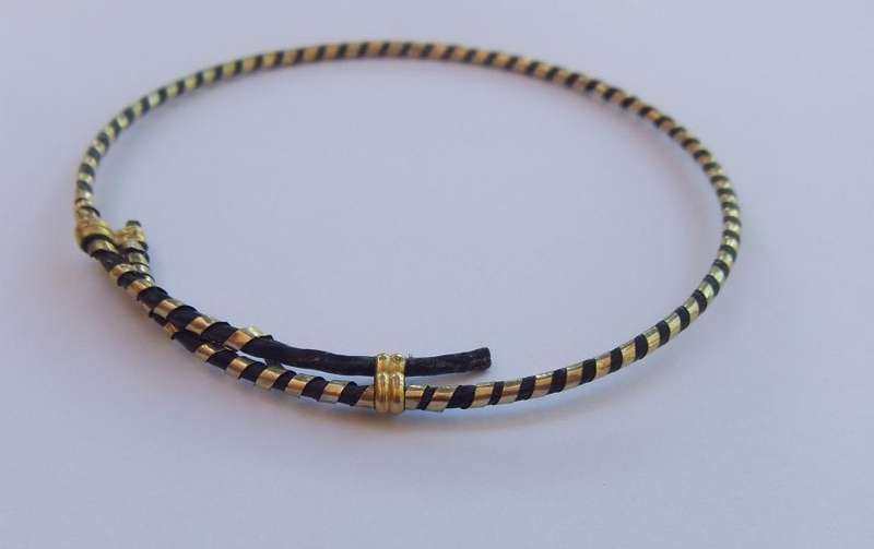 SAY WHAT ?? AN OLD GENUINE "ELEPHANT HAIR" BANGLE WRAPPED IN SPIRALLING 18CT GOLD !! TOO COOL !!