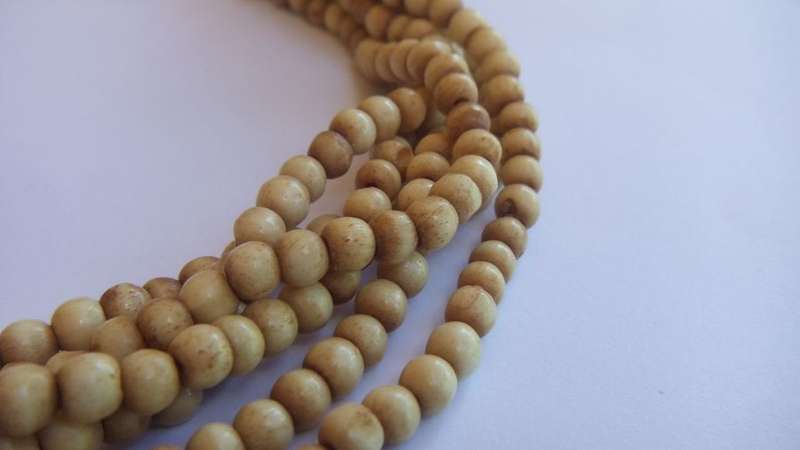 UNUSUAL AND RARE !! AN OLD CARVED GENUINE BONE BEAD NECKLACE IN EXCELLENT CONDITION FOR AGE !! WOW !