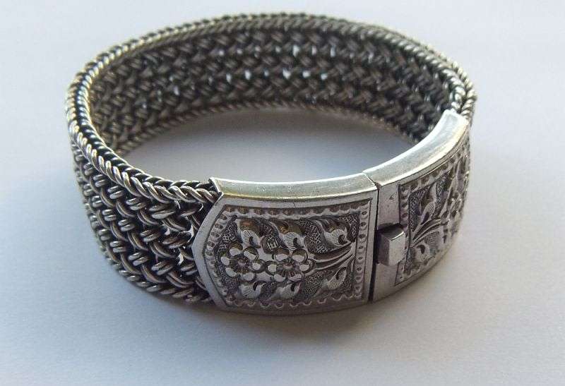 A GORGEOUS HEAVY AND WIDE STRONG QUALITY WOVEN "LINK" STERLING SILVER BRACELET WITH FLORAL CLASP !!