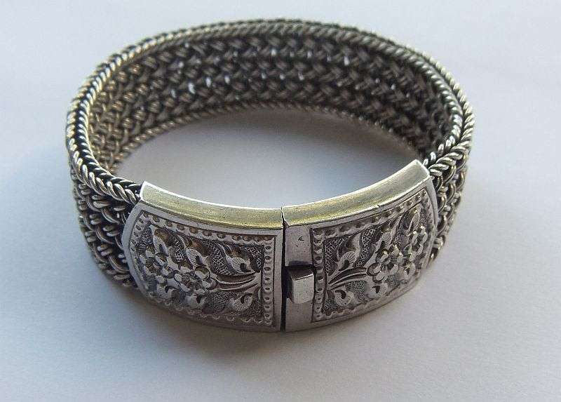 A GORGEOUS HEAVY AND WIDE STRONG QUALITY WOVEN "LINK" STERLING SILVER BRACELET WITH FLORAL CLASP !!