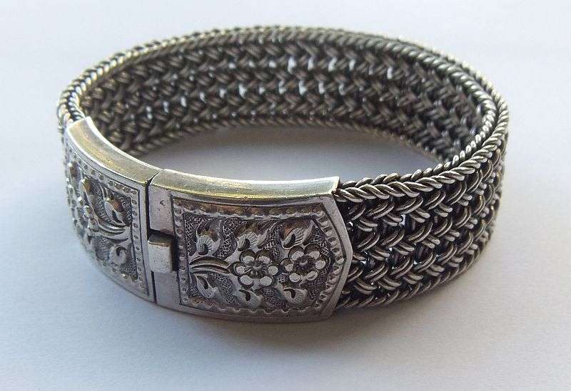 A GORGEOUS HEAVY AND WIDE STRONG QUALITY WOVEN "LINK" STERLING SILVER BRACELET WITH FLORAL CLASP !!