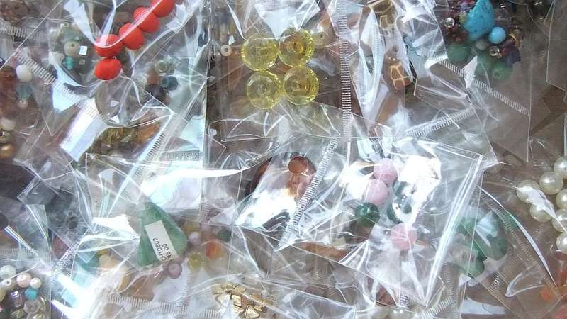 BEADS !! BEADS !! BEADS !! 700 PACKETS OF BEADS !! BID PER MINIMUM 100 PACKETS !! GOOD VALUE !!