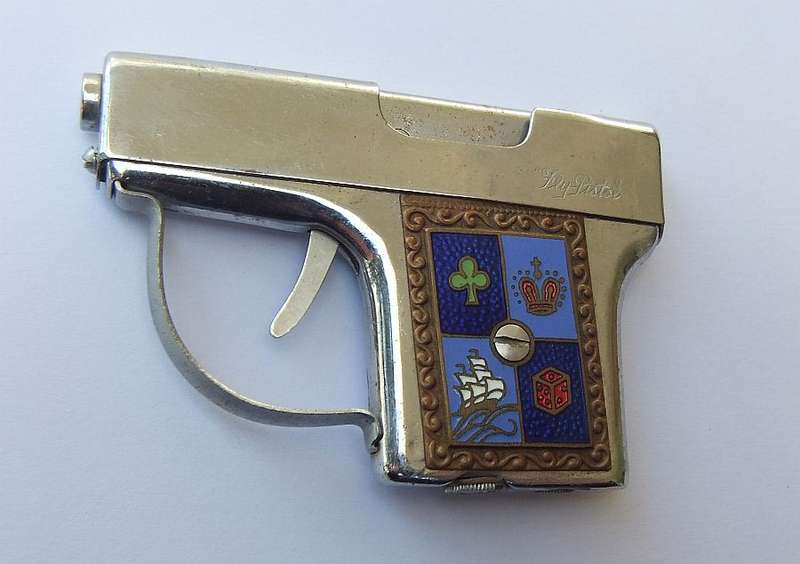 SPARKING !! A TOTALLY COOL VINTAGE PISTOL LIGHTER MARKED "FLY PISTOL" WITH ORIGINAL BOX !! WOW !!