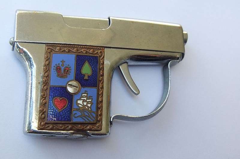 SPARKING !! A TOTALLY COOL VINTAGE PISTOL LIGHTER MARKED "FLY PISTOL" WITH ORIGINAL BOX !! WOW !!