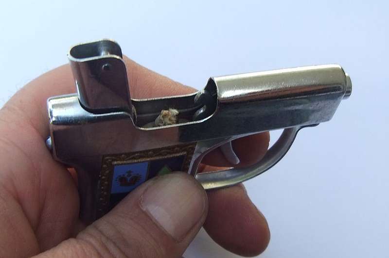 SPARKING !! A TOTALLY COOL VINTAGE PISTOL LIGHTER MARKED "FLY PISTOL" WITH ORIGINAL BOX !! WOW !!