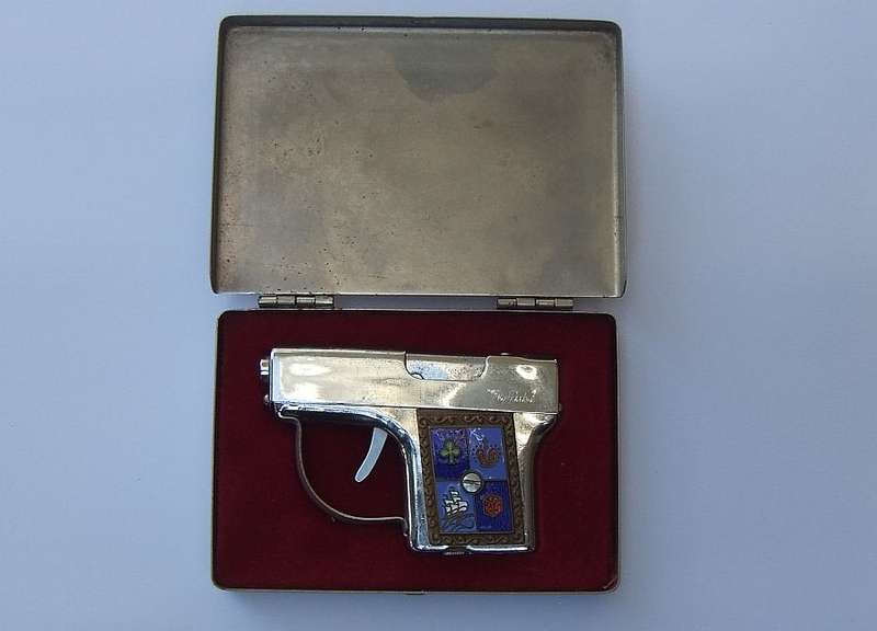 SPARKING !! A TOTALLY COOL VINTAGE PISTOL LIGHTER MARKED "FLY PISTOL" WITH ORIGINAL BOX !! WOW !!